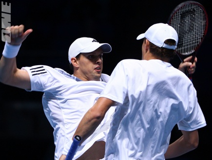 האחים בראיין חוגגים ניצחון בגמר בלונדון (GettyImages) (צילום: מערכת ONE)