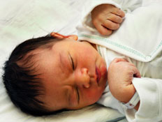 תינוק עם צמיד זיהוי (צילום: McIninch, Istock)