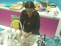 שרה לוין שוטפת כלים