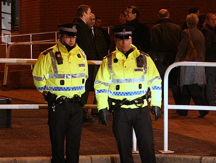 שוטרים סקוטים שומרים על הסדר מחוץ למגרש (רועי גלדסטון) (צילום: מערכת ONE)