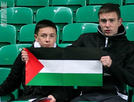 אוהדי סלטיק עם דגל פלסטין באצטדיון (רועי גלדסטון) (צילום: מערכת ONE)