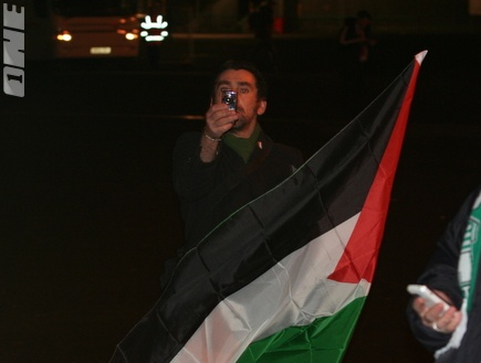 מפגינים פרו-פלסטינים. לוין: &"הם היו ממש קרובים אליי&" (צילום: מערכת ONE)