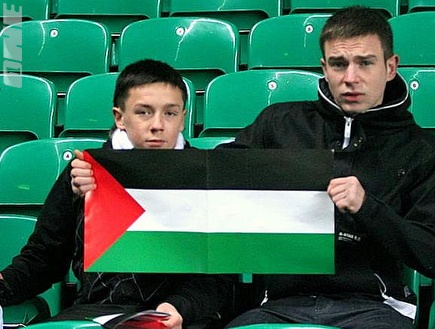 אוהדי סלטיק באצטדיון עם דגל פלסטין (רועי גלדסטון) (צילום: מערכת ONE)