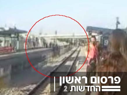אנשים נאלצו לעבור דרך פסי הרכבת בתחנה באשדוד (צילום: חן שוקרון)