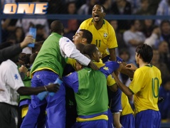 שחקני ברזיל, להם יהיה חדר בוודאות (רויטרס) (צילום: מערכת ONE)