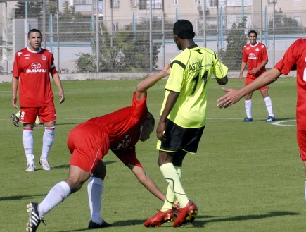 אליאס זאנה מפריע להפועל להוציא כדור חופשי (אלעד ירקון) (צילום: מערכת ONE)