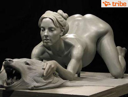 פסל של בריטני ספירס יולדת