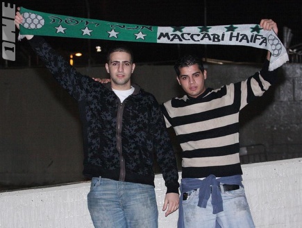אוהדים חיפה מחוץ לאצטדיון ר"ג  (אמיר לוי) (צילום: מערכת ONE)