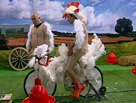 אלירז שדה על האופניים ובנצי שני לבושים כתרנגולת
