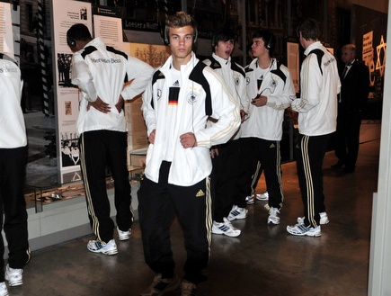 נבחרת הנוער של גרמניה בביקור ביד ושם (אלעד ירקון) (צילום: מערכת ONE)
