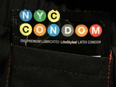 עיצוב קונדומים בחסות עיריית ניו יורק (צילום: AP)