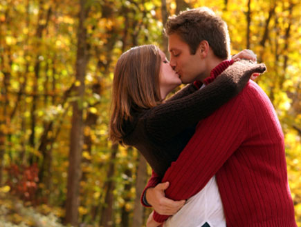 זוג מתנשק - זוגות מעצבנים (צילום: istockphoto)