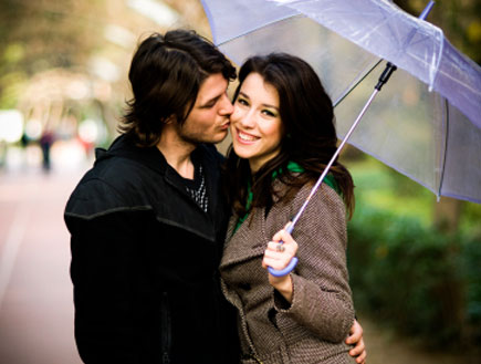 זוג רומנטי בגשם - זוגות מעצבנים (צילום: istockphoto)