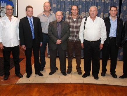 חברי הוועדה בתמונה קבוצתית (עמית מצפה) (צילום: מערכת ONE)