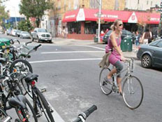 אישה רוכבת על אופניים בווילאמסבורג (צילום: AP)