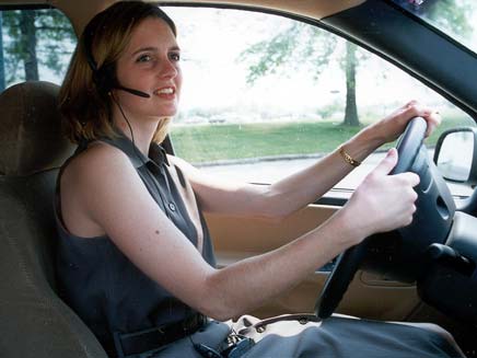 אישה בכביש, מרגיש בטוח? (צילום: רויטרס)