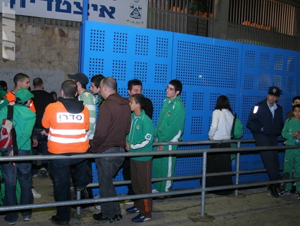 אוהדי חיפה נכנסים לאצטדיון (עמית מצפה) (צילום: מערכת ONE)