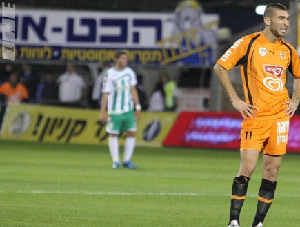 אלירן עטר במהלך המשחק מול מכבי חיפה. בגדר תוכנית ב´ (עמית מצפה) (צילום: מערכת ONE)