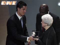 רונאלדו מקבל את הפרס על שער השנה (רויטרס) (צילום: מערכת ONE)