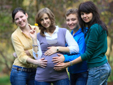 אישה בהריון עם חברות (צילום: istockphoto)