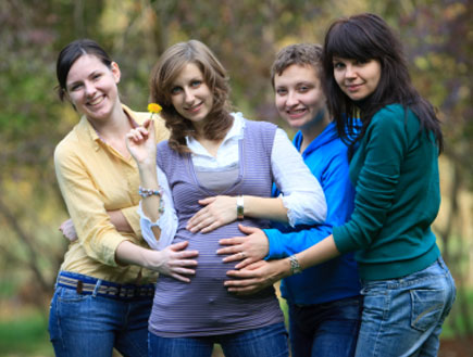 אישה בהריון עם חברות (צילום: istockphoto)