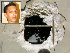 חור בקיר בבסיס האימונים בו נהרג מור כהן ז"ל (צילום: חדשות 2)