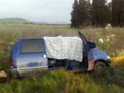 הרכב שבו נרצח יהודי בשומרון (צילום: ראאד איברהים)