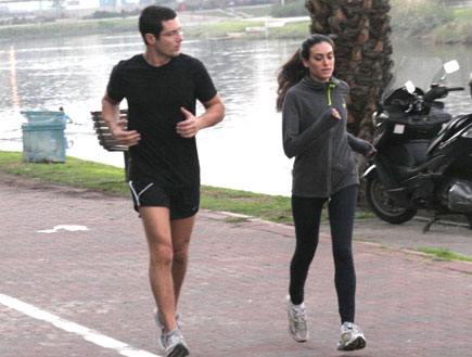 מיה קרמר ורון שחר רצים בפארק 2 (צילום: אלעד דיין)
