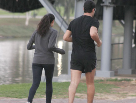 מיה קרמר ורון שחר רצים בפארק 4 (צילום: אלעד דיין)