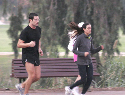 מיה קרמר ורון שחר רצים בפארק 6 (צילום: אלעד דיין)