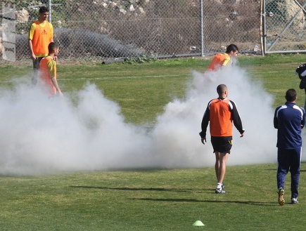 אוהדי בית&" ר ירושלים זורקים רימון עשן באימון הקבוצה (גיא בן זיו) (צילום: מערכת ONE)