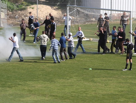 אוהדי בית&"ר ירושלים מפוצצים את אימון הקבוצה. טירוף בבירה (גיא בן  (צילום: מערכת ONE)