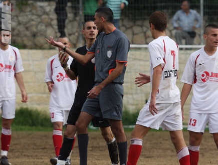 השופט יגאל יסקוב אחרי הרחקת עוז אילוז, שחקני ירושלים בהלם (גיא בן  (צילום: מערכת ONE)