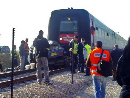 שוב, תאונה בין רכבת לרכב פרטי. ארכיון (צילום: חדשות 2)