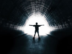 איש עומד במנהרה (צילום: istockphoto)