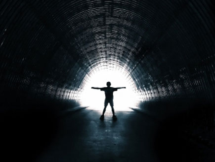 איש עומד במנהרה (צילום: istockphoto)
