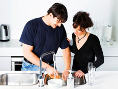 גבר ואישה שוטפים ביחד כלים (צילום: Klubovy, Istock)