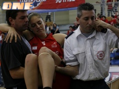 כהן רגע לאחר הפציעה הקשה (התאחדות בתיה"ס) (צילום: מערכת ONE)
