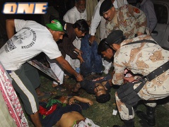 אנשי צבא ואזרחים מפנים פצועים בפקיסטן (GettyImages (צילום: מערכת ONE)