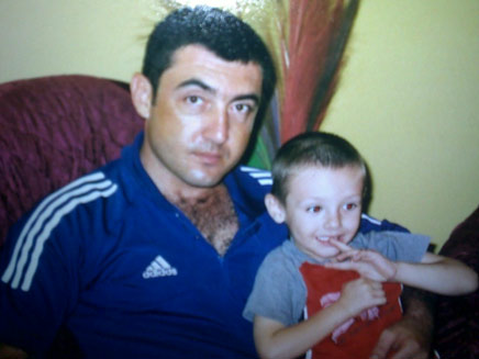 לאון קלנטרוב בזרועות אביו (צילום: חדשות 2)