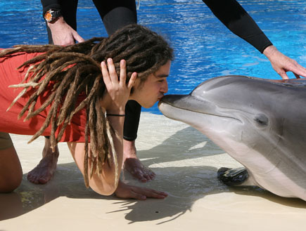 ג'ייסון קסטרו מנשק דולפין (צילום: Ethan Miller, GettyImages IL)