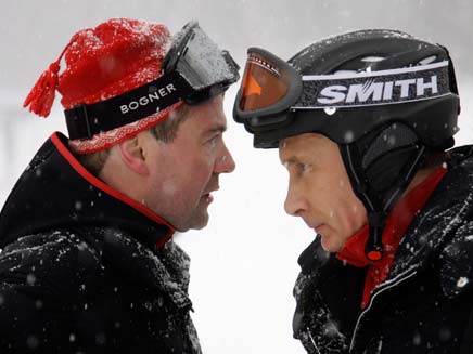 ולדימיר פוטין ודימיטרי מדבדב באתר הסקי בסוצ'י (צילום: AP)