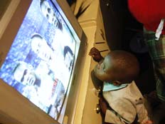 ילד צופה בטלויזיה (צילום: AP)
