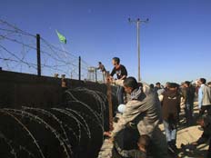 350 עצירים מסרבים לשוב לכלא; שב"ס תגבר כוחות (צילום: AP)
