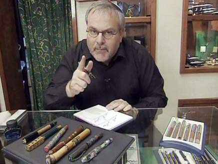 מנחם הורוביץ בודק עטים (צילום: חדשות 2)