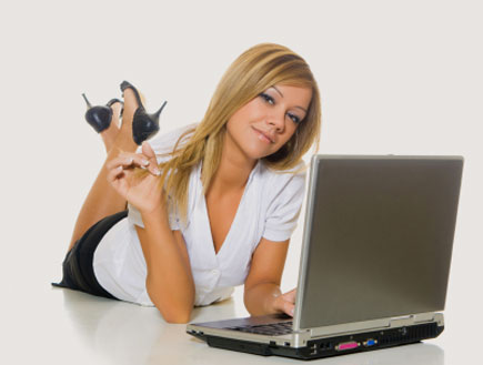 אישה משתמשת במחשב נייד (צילום: Damir Karan, Istock)