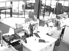2 ילדות שדדו בנק באוהיו (צילום: מצלמת אבטחה משטרת אוהיו)
