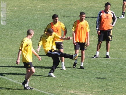 עמית בן-שושן בועט כדור חופשי במהלך האימון (גיא בן זיו) (צילום: מערכת ONE)