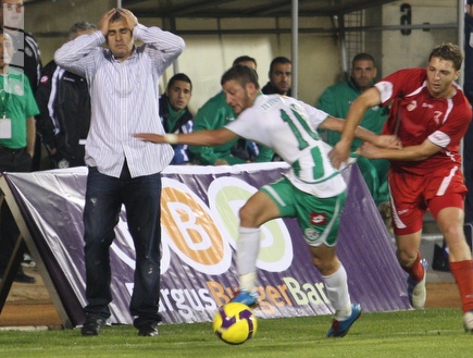 אלי כהן לא מאמין למה שהוא רואה, מוחמד גדיר מנסה להגיע לכדור (עמית  (צילום: מערכת ONE)