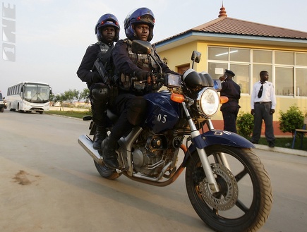 כוחות אבטחה באנגולה לאחר הפיגוע (רויטרס) (צילום: מערכת ONE)